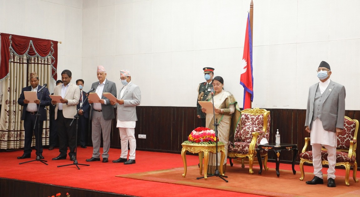 चार मन्त्रीद्वारा  शपथ ग्रहण