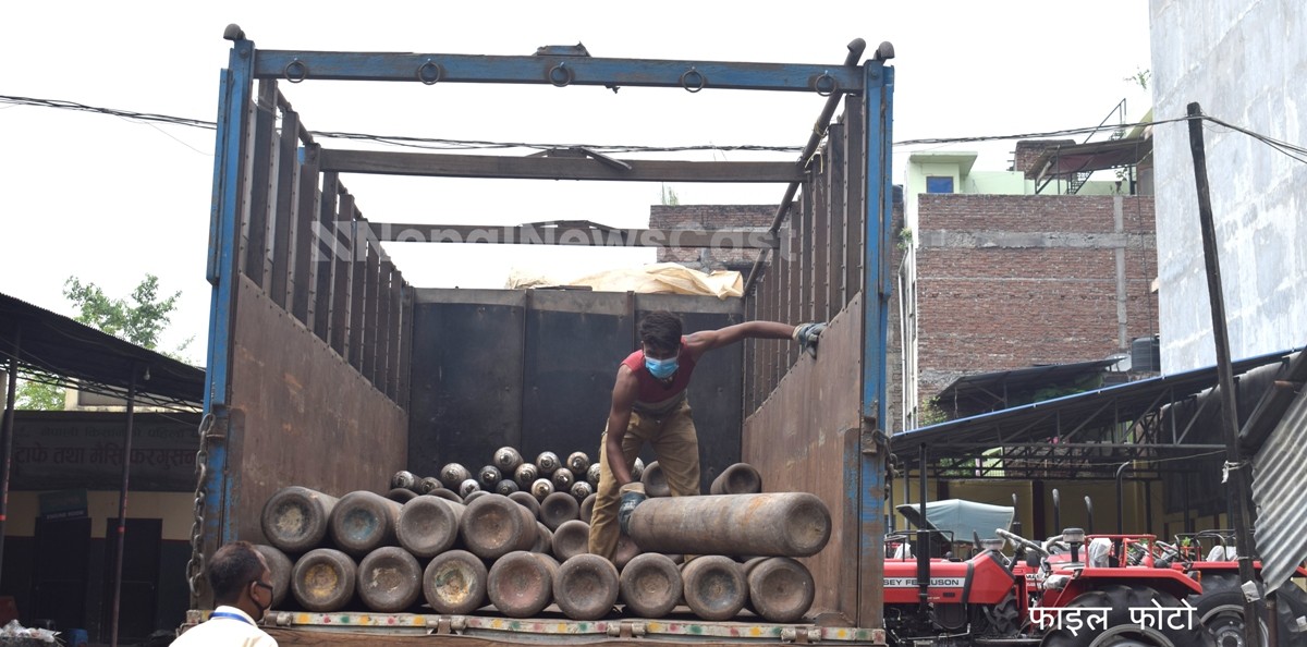 सोमबार अक्सिजन सिलिण्डर र  भेन्टिलेटर लिन वाइड बडी चीन जाने