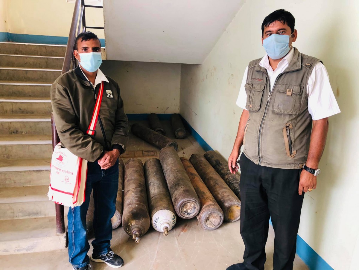 स्याङ्जा सहयोग समाजद्वारा  अक्सिजन सिलिण्डर हस्तान्तरण