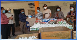 सिद्धार्थनगर वडा न.५ले  स्वास्थ्य सामाग्री वितरण गर्दै