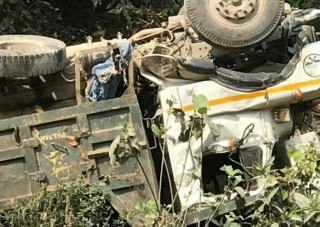चुनढुंगा बोकेर बुटवलतर्फ आउंदै गरेको टिप्पर नदीमा खस्यो, चालकको मृत्यु