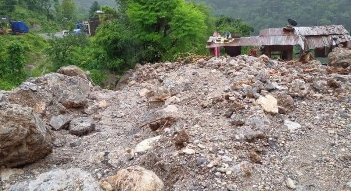 तिनाउ गाउँपालिकामा पहिरोले ६ घर बगायाे एक जनाको मृत्यु