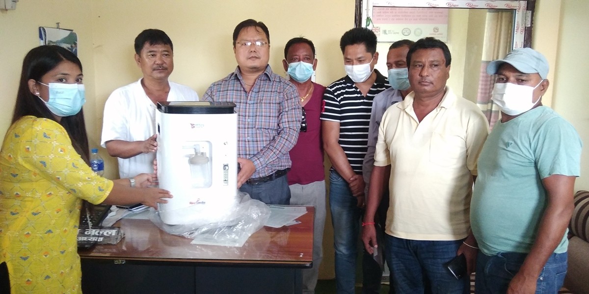 सिनपाको स्वास्थ्य चौकीमा निःशुल्क अक्सिजन कन्सन्ट्रेटर हस्तान्तरण