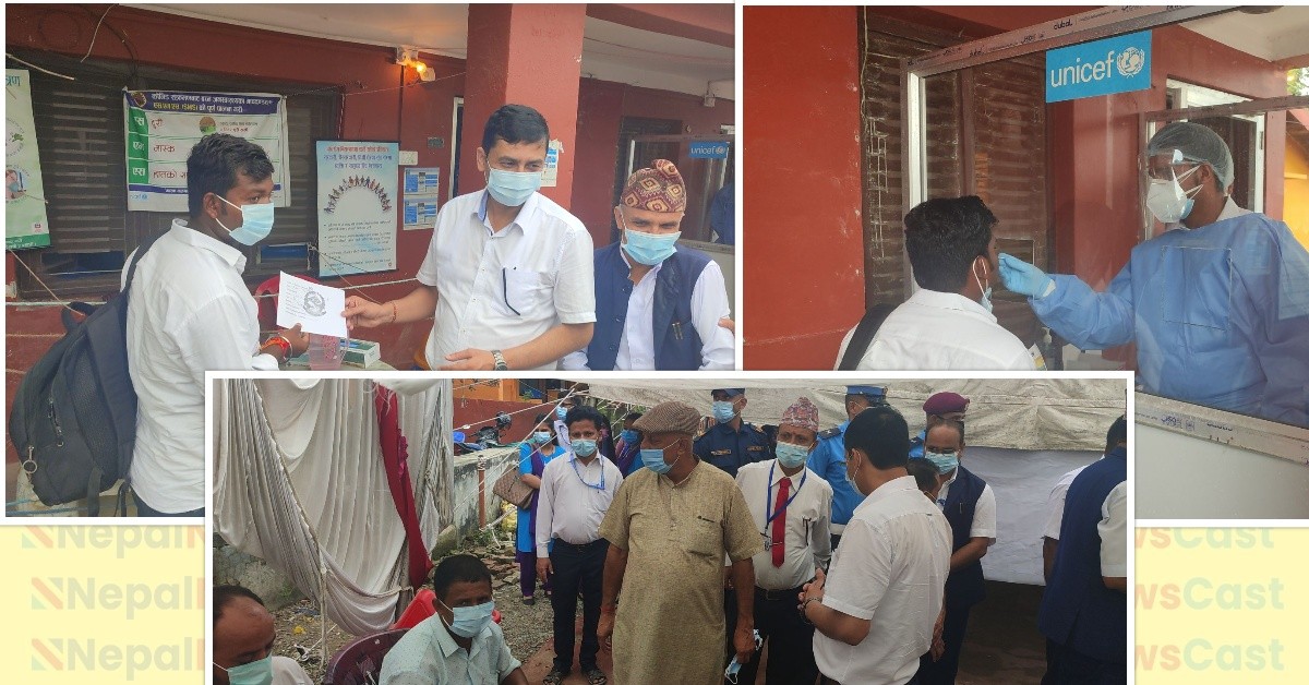 निजामती सेवा दिवसको अवसरमा सिमामा मास्क वितरण तथा एन्टीजिन परिक्षण