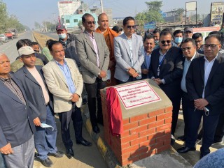लुम्बिनीको बाहिरी सडकमा विद्युतीय बत्ती जडान कार्यको शुभारम्भ ।