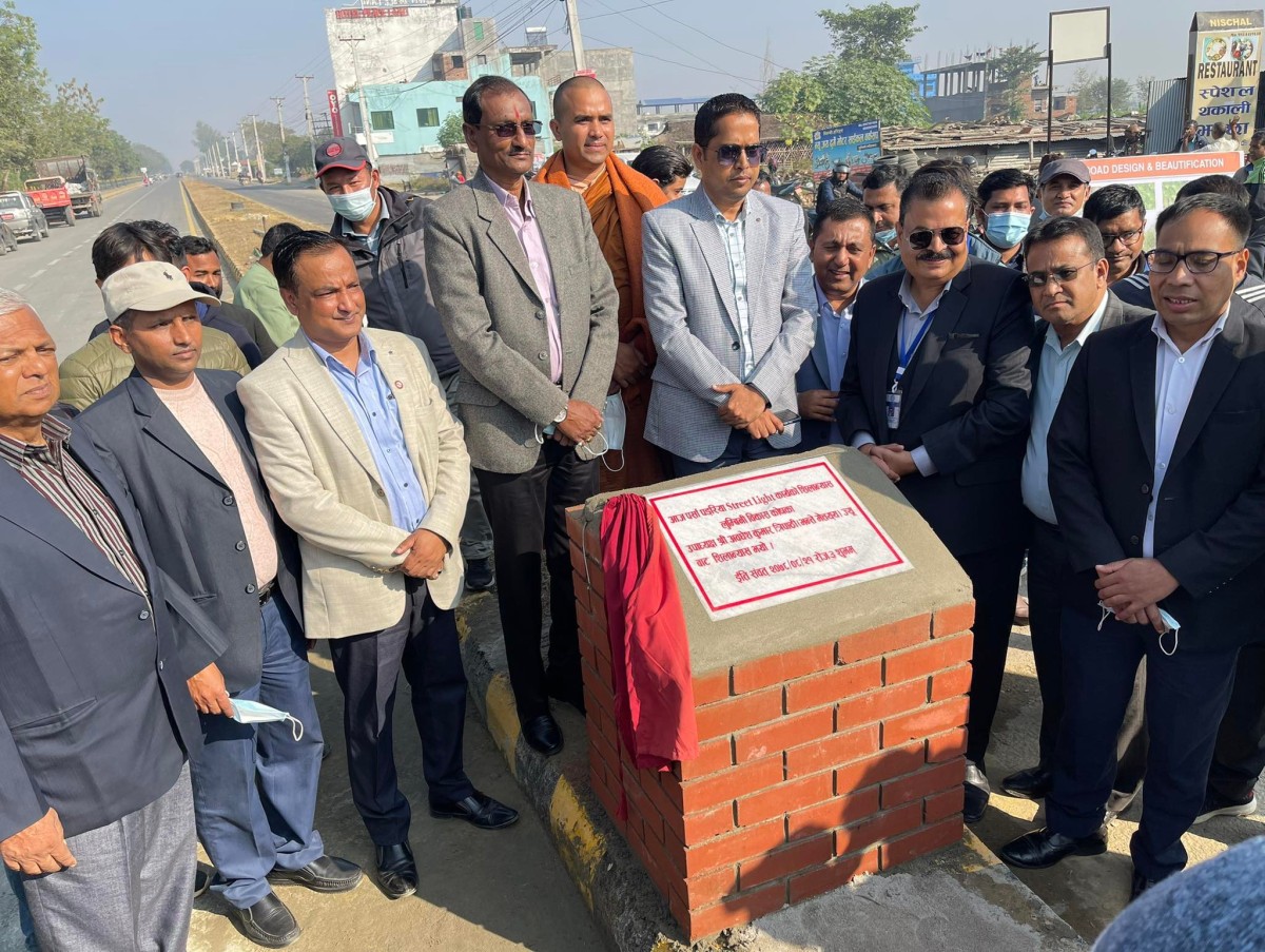 लुम्बिनीको बाहिरी सडकमा विद्युतीय बत्ती जडान कार्यको शुभारम्भ ।