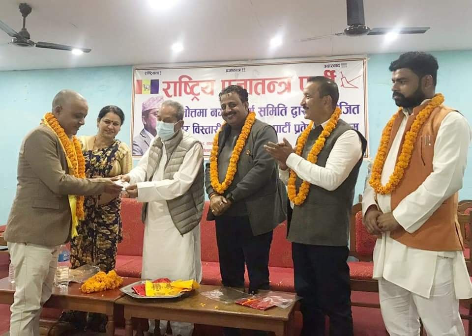 राप्रपा रुपन्देही द्धारा निर्वाचन लक्षित कार्यक्रम तिब्र, बिभिन्न पार्टीमा आबद्ध नेता तथा कार्यकर्ताहरुलाई पार्टी प्रबेश गराउदै ।