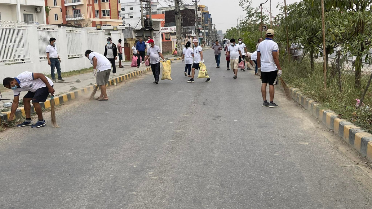 सडक खाना महोत्सवको पूर्वसन्ध्यामा होटल तथा रेष्टुरेन्ट ब्यावसायी संगठनद्धारा  भैरहवामा सरसफाइ