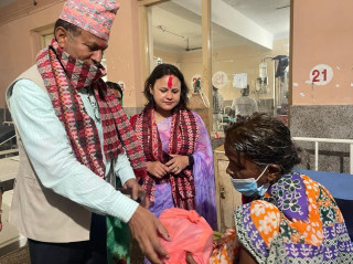 मेयर खानद्धारा बिरामीलाई फलफुलबितरण