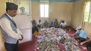 ज्यालादारी कामदार राखेर आईतबार देखी लुम्बिनीमा दानपात्रमा रहेको पैसा गन्न सुरु