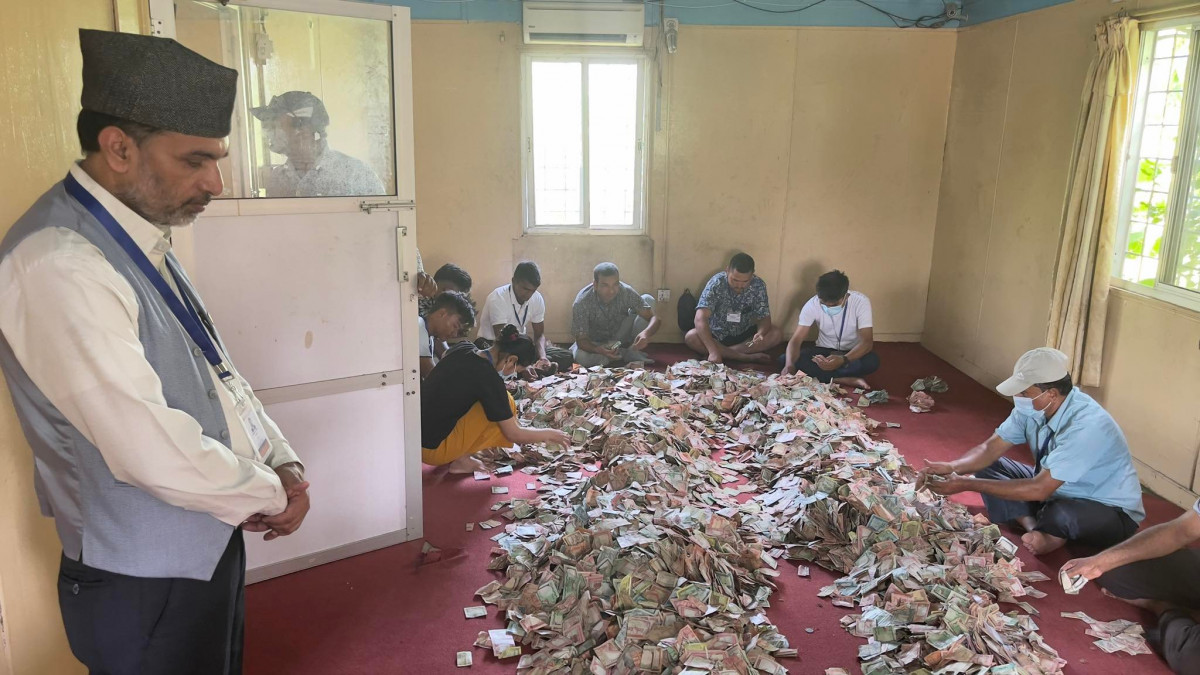 ज्यालादारी कामदार राखेर आईतबार देखी लुम्बिनीमा दानपात्रमा रहेको पैसा गन्न सुरु