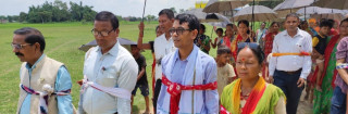 पानी पर्ने बिश्वासमा जनप्रतिनिधीलाई बांधेर मन्दिरमा पुजा