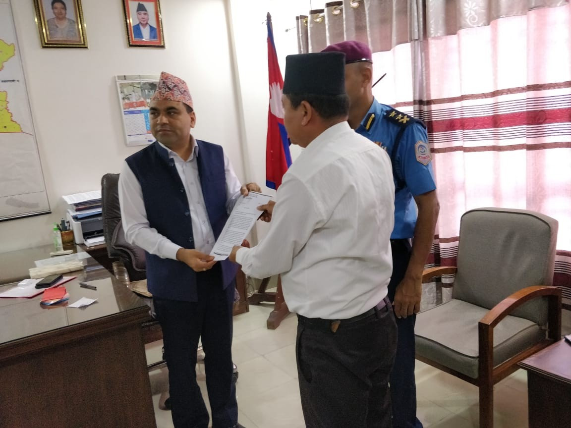 प्रहरी अधिकृतलाई कार्वाहीको माग गर्दै एमालेको ज्ञापन पत्र बुझायो
