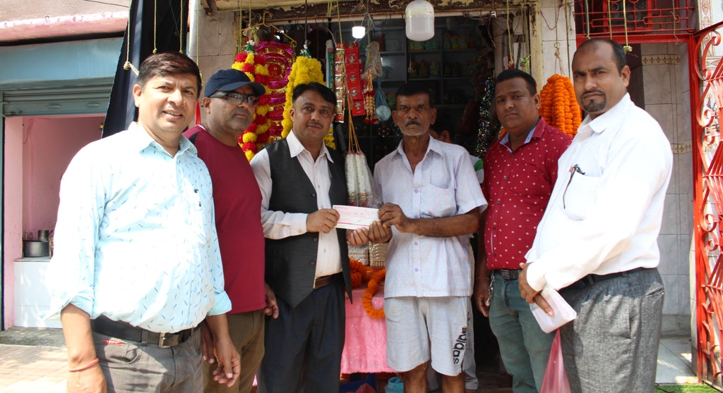 उद्योग व्यापार संगठन, रुपन्देहीद्धारा आगलागी तथा चोरी भएका व्यवसायिक प्रतिष्ठानलाई आर्थिक सहयोग