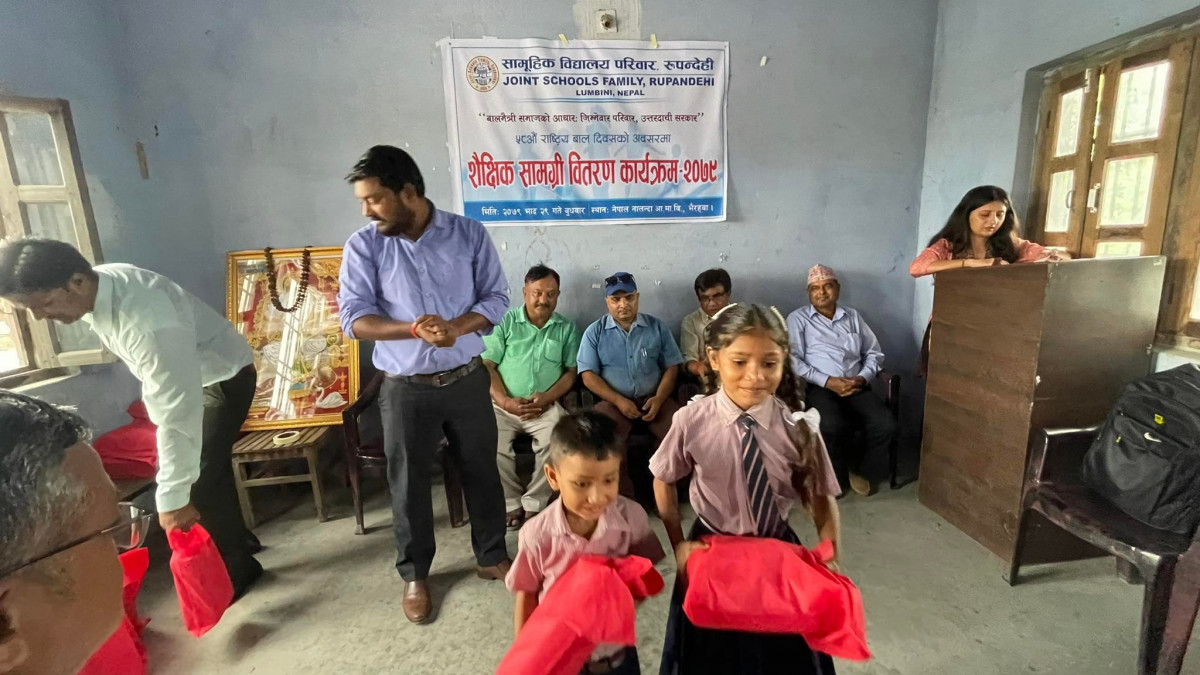 सामुहिक बिध्यालय परिवारद्धारा बिध्यार्थीहरुलाई शैक्षिक सामाग्री वितरण