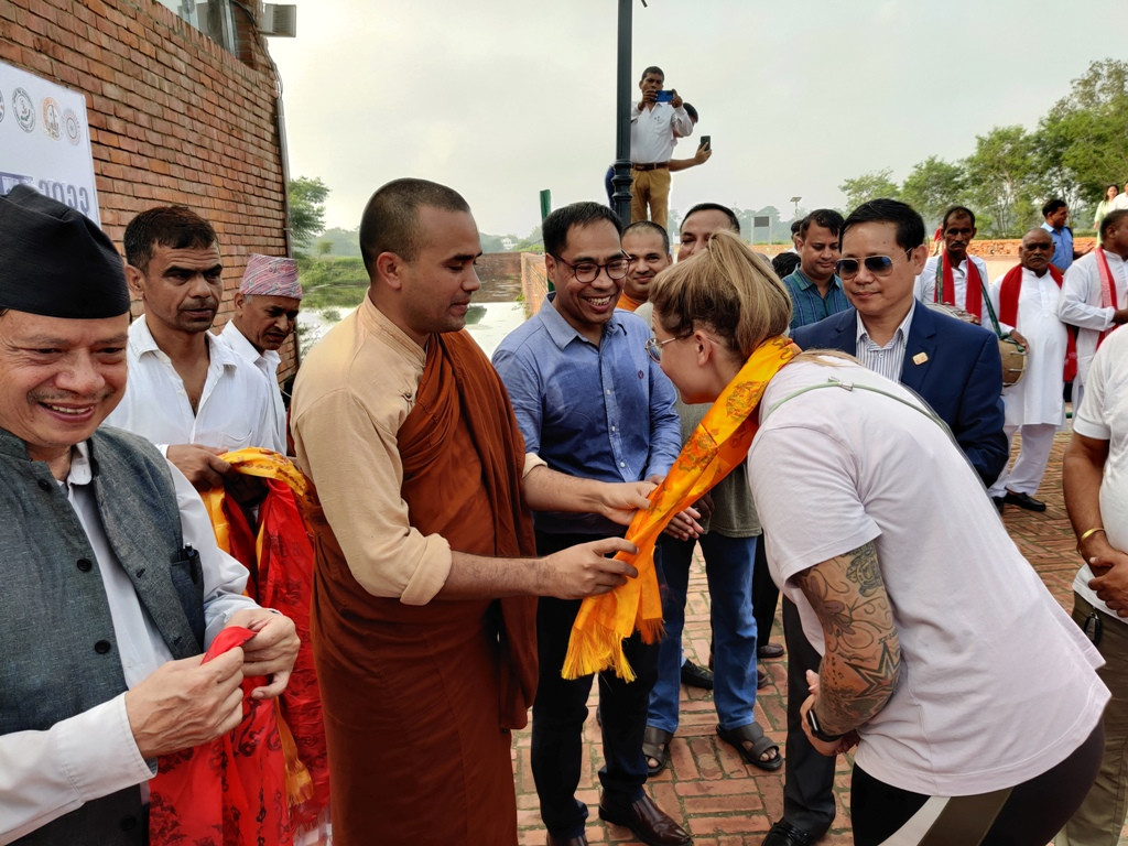 विश्व पर्यटन दिवसका अवसरमा लुम्बिनीमा पर्यटकहरुलाई स्वागत