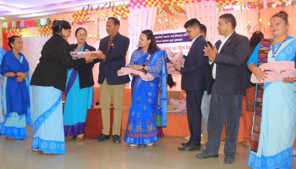 सिद्धार्थनगरमा स्वयंसेविकालाई झोला र छाता वितरण