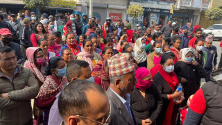प्रहरीलाई बुझाएको चोर मेडिकल कलेजबाट फरार भएपछि स्थानिय द्धारा जिल्ला प्रहरी कार्यालय रुपन्देहीमा धर्ना ।
