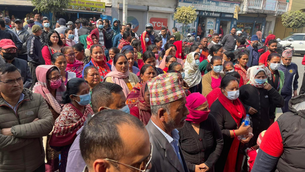 प्रहरीलाई बुझाएको चोर मेडिकल कलेजबाट फरार भएपछि स्थानिय द्धारा जिल्ला प्रहरी कार्यालय रुपन्देहीमा धर्ना ।