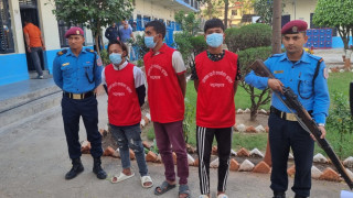 रुपन्देहीमा ढुंगा र बोतलले हानेर व्यक्ति हत्या गर्ने तीन जना पक्राउ