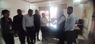 सुरक्षाको माग गर्दै लघुबित्त संस्थाहरु द्धारा जिल्ला प्रशासन कार्यालय रुपन्देहीमा बुझाए ज्ञापनपत्र