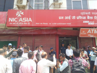 एनआईसी एशिया बैंक लुम्बिनी शाखामा लगाईएको ताला एक घण्टा पछि खोलीयो