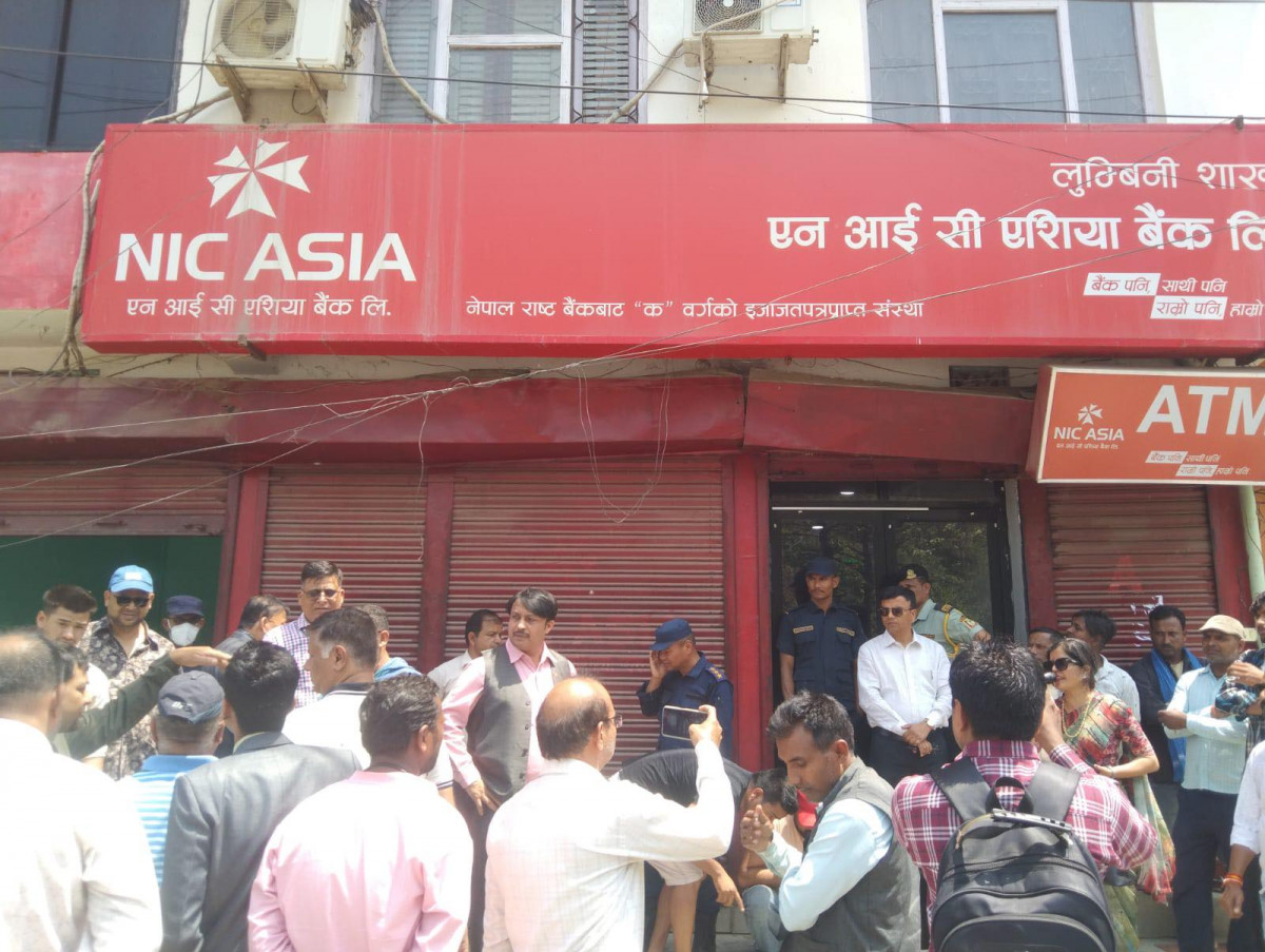 एनआईसी एशिया बैंक लुम्बिनी शाखामा लगाईएको ताला एक घण्टा पछि खोलीयो