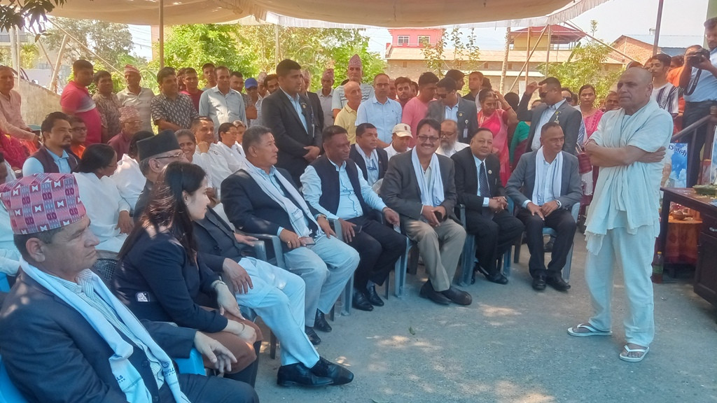 समवेदना प्रकट गर्न घनश्याम भुसाल निवास पुगे प्रधानमन्त्री प्रचण्ड