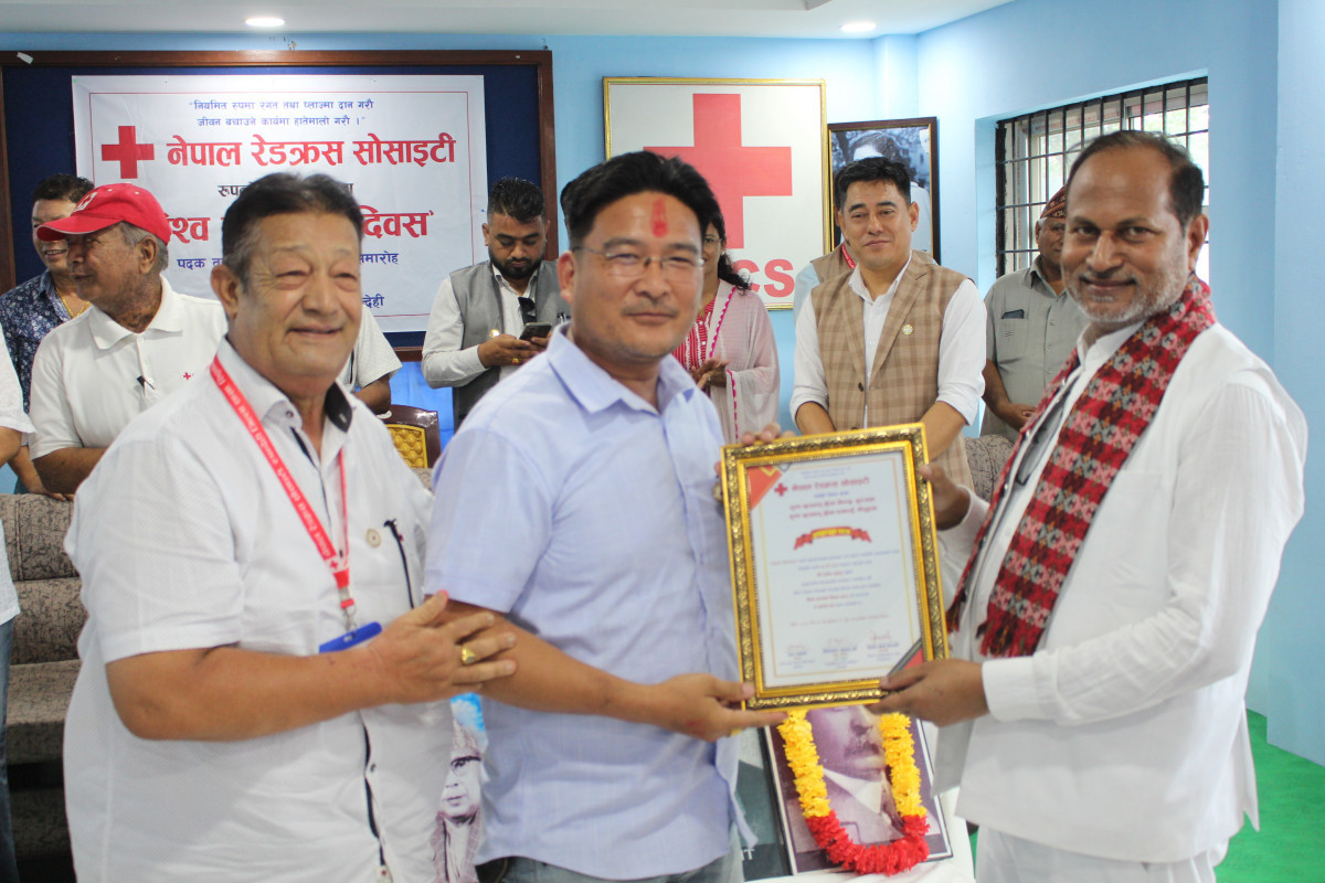 रेडक्रस रुपन्देहीद्वारा स्वर्ण र रजत पदकसहित रक्तदाताहरु सम्मानित