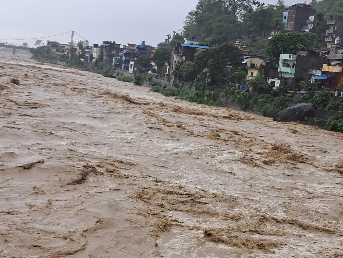 अविरल बर्षाले तिनाउ नदिले खतराको तह पार गर्यो