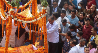 प्रचण्डसहित दुई छोरीले दिए सीतालाई दागबत्ती