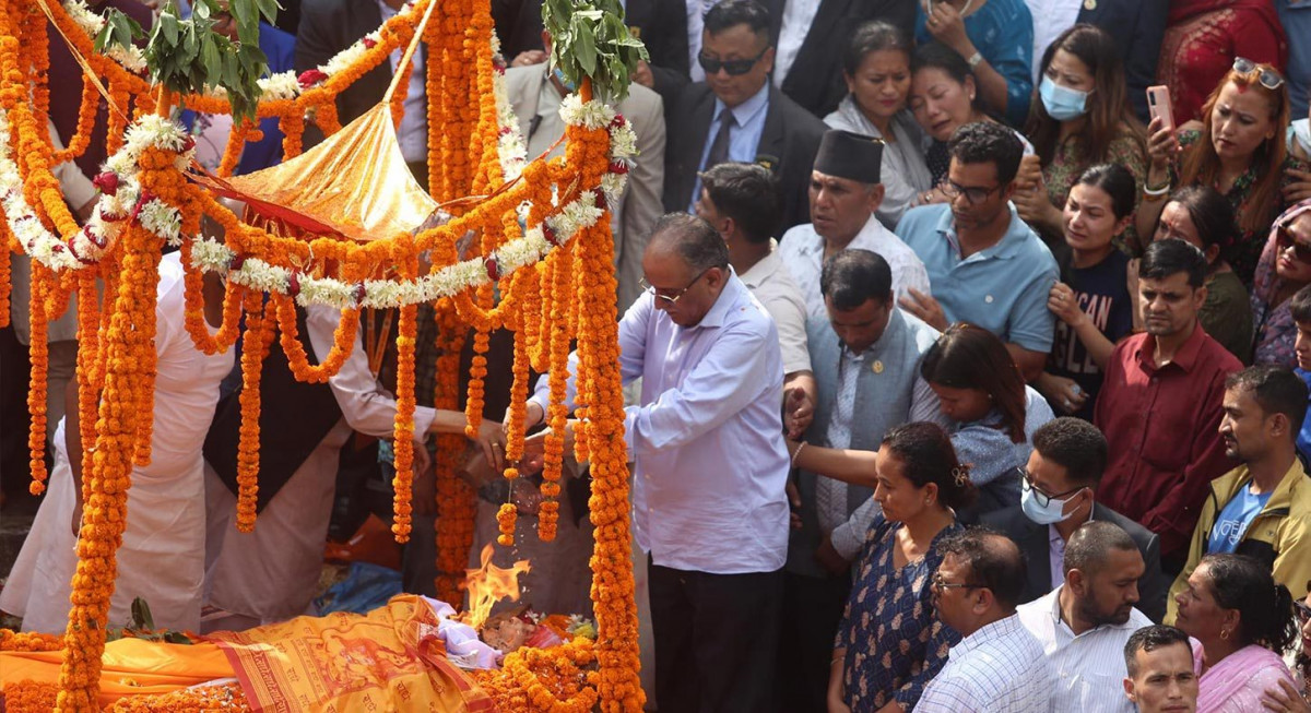 प्रचण्डसहित दुई छोरीले दिए सीतालाई दागबत्ती