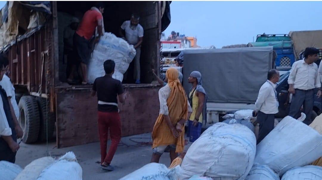 भारतबाट अवैध रूपमा नेपाल भित्र्याउन लागिएको कपडा र काजुसहित दुईवटा ट्रक नियन्त्रणमा