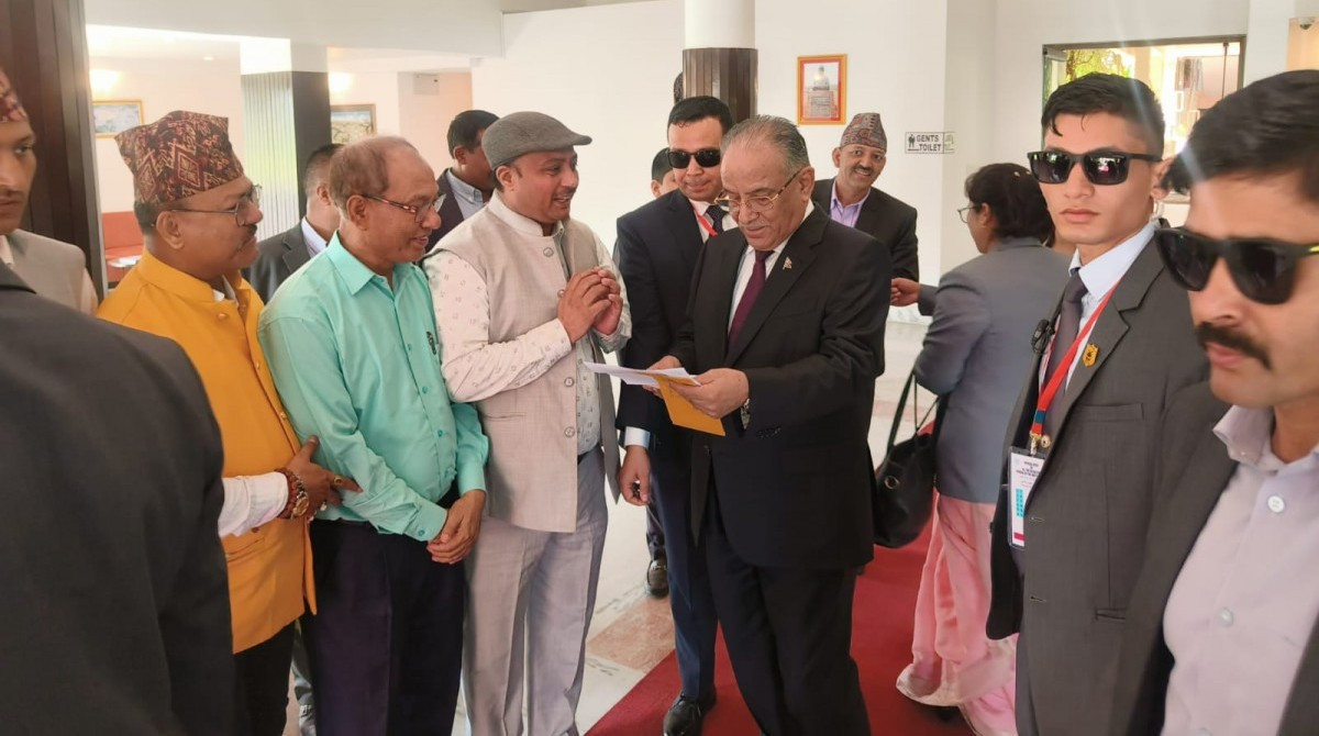 सिद्धार्थ सञ्जाल रुपन्देहीले प्रधानमन्त्री पुष्पकमल दाहाल ‘प्रचण्ड’ लाई ज्ञापनपत्र बुझायो