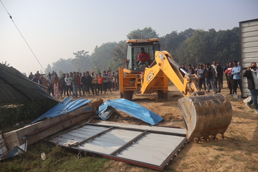 सीमा क्षेत्रमा रहेको कवाडको गोदाममा रोहिणी गाउँपालिकाले लगायो डोजर