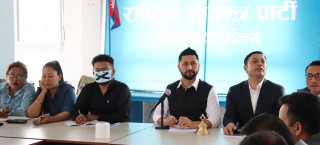 बोल्न पाउने अधिकार हनन भएको भन्दै मुकुल ढकाल कालो टेप लगाएर बैठकमा