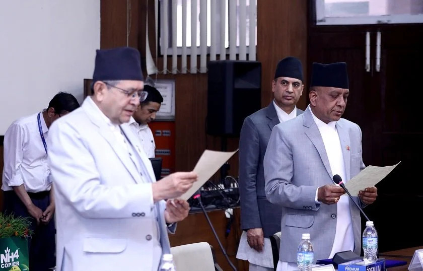 प्रतिनिधिसभाका सचिव अधिकारीको शपथ