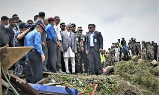 विमान दुर्घटनास्थल पुगे प्रधानमन्त्री ओली