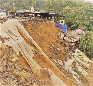 दाउन्नेमा सडक भासिएपछि पूर्वपश्चिम राजमार्ग अवरुद्ध