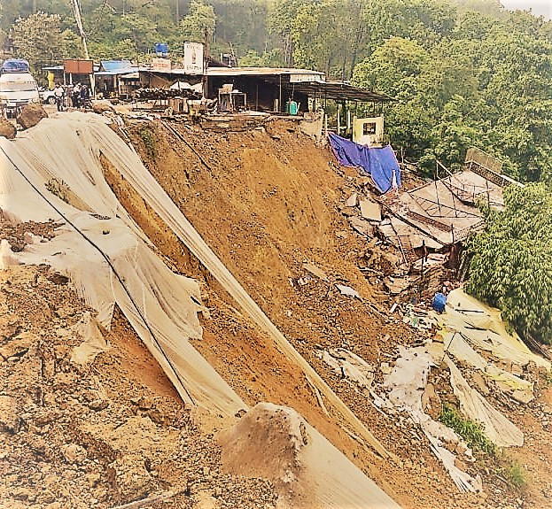 दाउन्नेमा सडक भासिएपछि पूर्वपश्चिम राजमार्ग अवरुद्ध