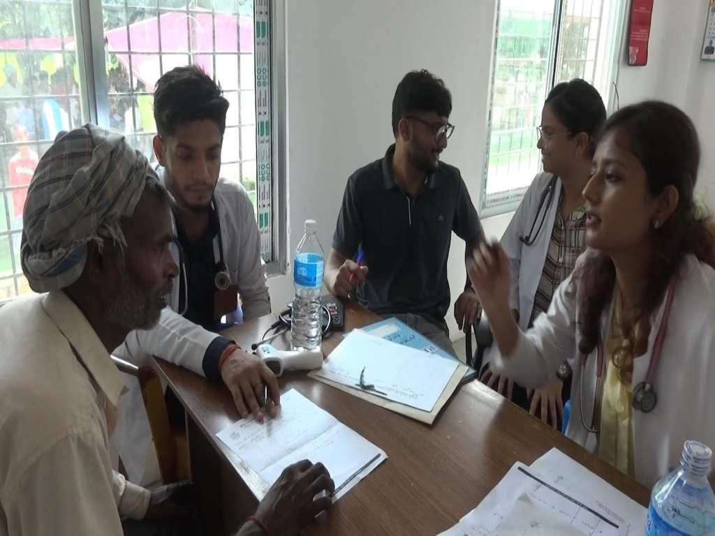 युनिभर्षल मेडिकल कलेज द्धारा मर्चवारमा निशुल्क स्वास्थ्य शिविरको आयोजना
